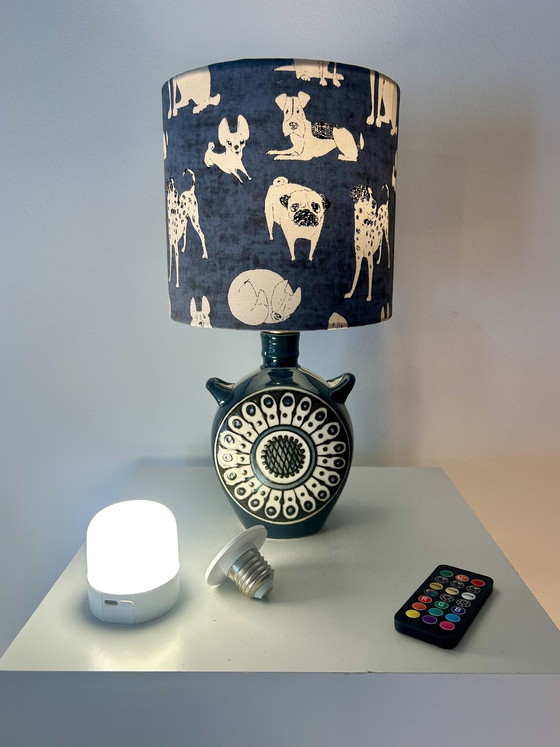 Image 1 of Une lampe de table sans fil très charmante, fabriquée à partir d'un vase en faïence des années 1950/60.