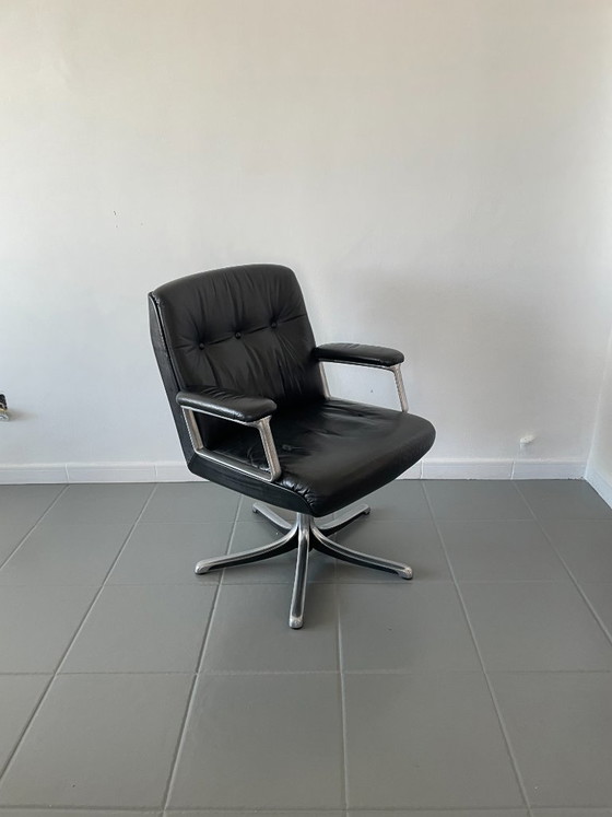 Image 1 of Poltrona modello P126, disegnata da Osvaldo Borsani per la prestigiosa azienda italiana Tecno S.p.A. nel 1966.