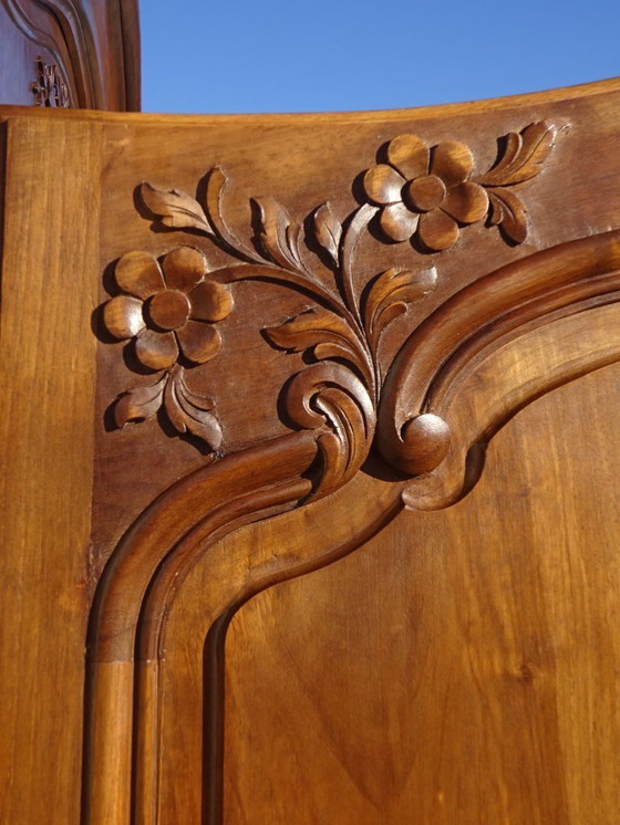 Image 1 of Armadio in noce massello in stile Luigi XV