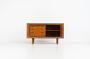 Credenza Svend Dyrlund in teak con ante a serrandina