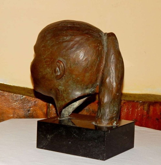 Image 1 of Elegante escultura de bronce: busto de una niña sobre una base de mármol macizo.