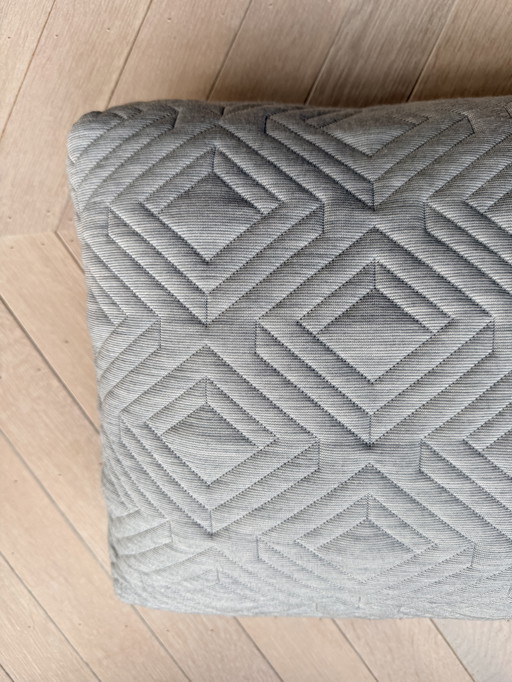 Ferm Living, Lichtgrijs dik sierkussen in ruitpatroon