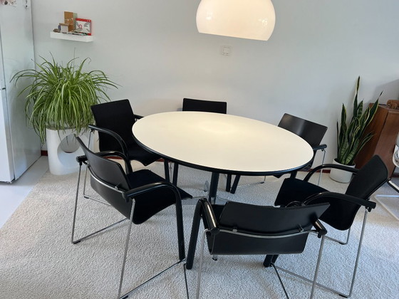 Mesa de comedor Vitra, diseñada por Charles & Ray Eames, tablero redondo blanco, Mesas de comedor, Madera (foto 2 de 5)