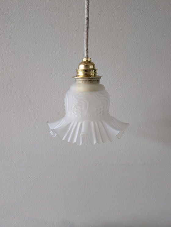 Image 1 of Bellissima e unica piccola lampada a sospensione vintage con paralume opalino