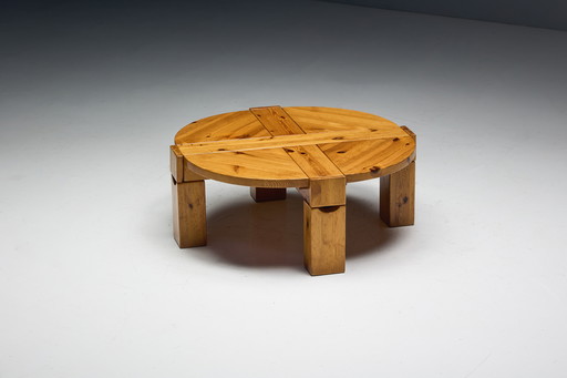Table basse brutaliste en bois de pin, Suède, années 1970
