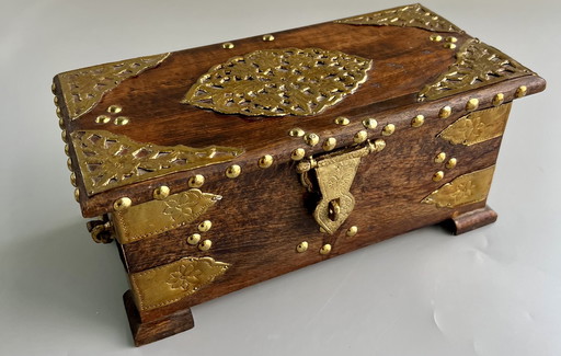 Boîte en bois fabriquée à la main avec des ferrures en laiton – pièce décorative vintage