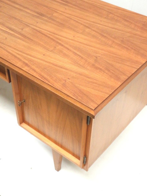 Image 1 of Scrivania vintage / scrivania direzionale con ante e cassetti degli anni '60