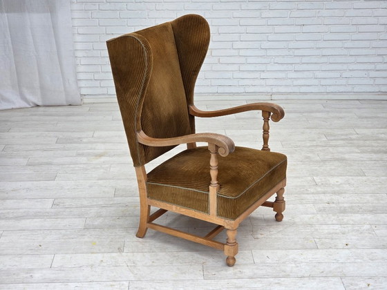 Image 1 of Anni '70, poltrona scandinava con schienale alto e ala, mobili in velluto a coste, legno di quercia intagliato.