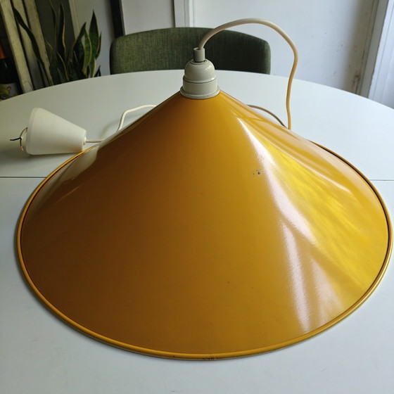 Image 1 of Grande suspension scandinave vintage – Abat-jour en métal jaune moutarde Ø50 cm