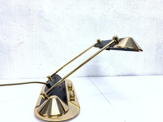 Image 1 of Lampada da tavolo design anni '80 in metallo placcato oro e pelle