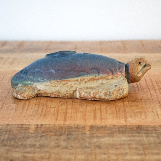 Image 1 of Tortue marine en céramique à motif océanique, signée au dos