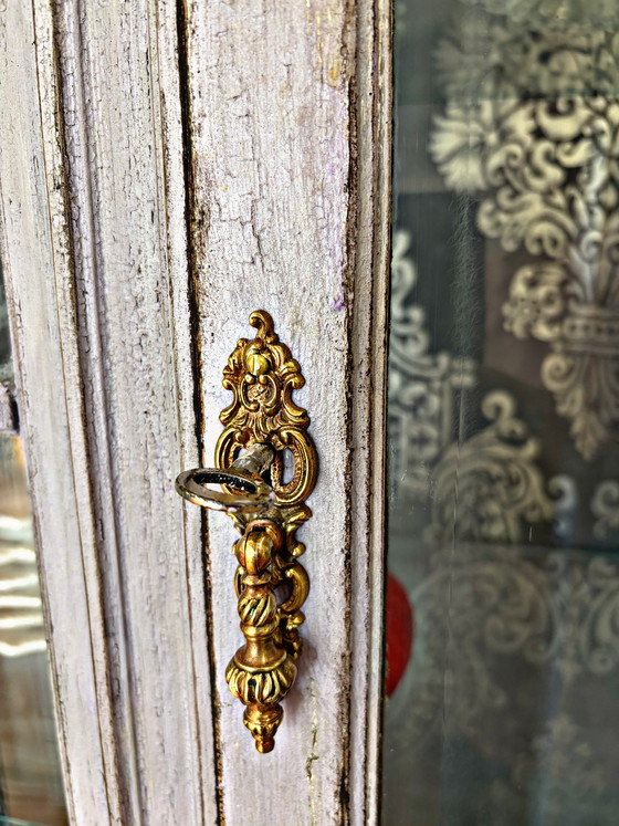 Image 1 of Vitrina rococó Luis XV con pátina: una pieza única con encanto atemporal.