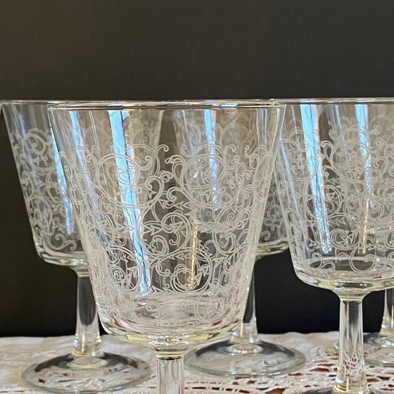 Image 1 of 6 grote antieke wijn- of waterglazen op voet met gegraveerd arabeskmotief