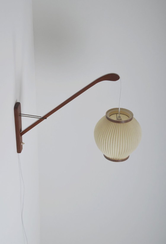Image 1 of Dänische Teakholz-Wandlampe mit Perlmuttschirm, 1960er Jahre