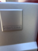 Cube Interlubke flottant d'une belle couleur rouge vin