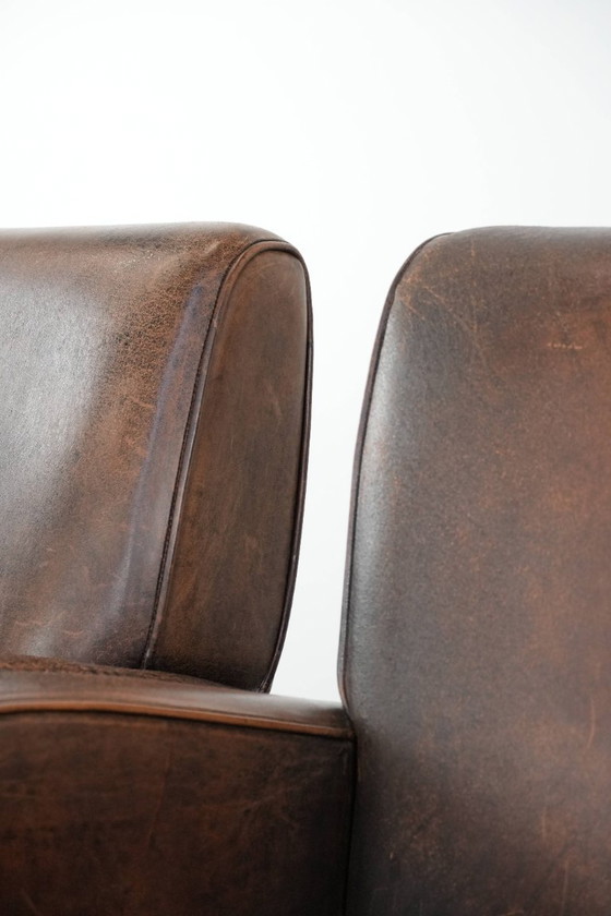Image 1 of 2 x Vintage schapenleren design fauteuil in een donkere cognac kleur