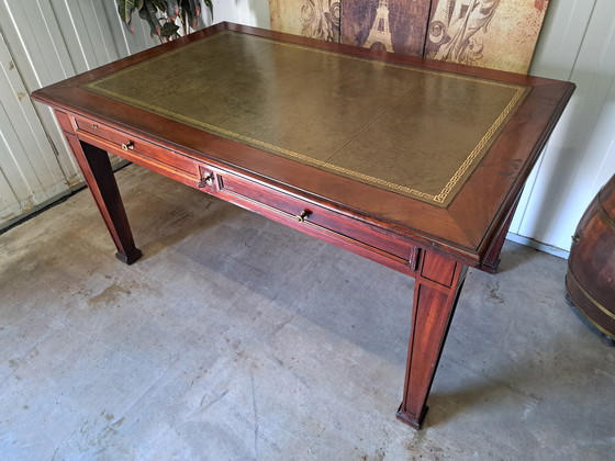 Image 1 of Escritorio antiguo con incrustaciones de cuero. Dimensiones: 150 x 95 cm y 80 cm de alto.