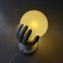 Lampada da parete scultorea in porcellana, mano in ceramica con sfera in vetro