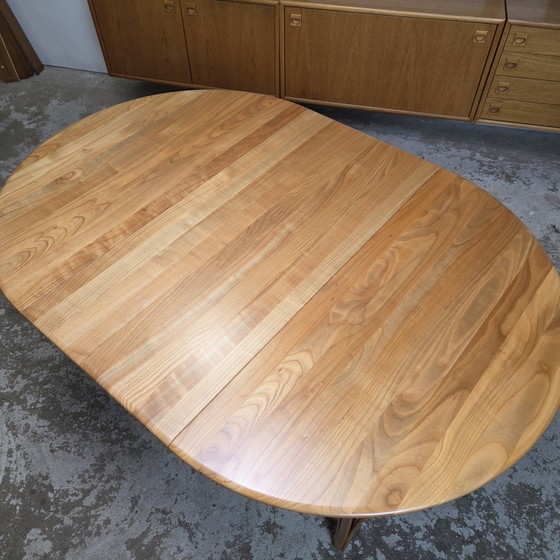 Image 1 of Haslev 'Timeless' tafel, vintage Deense verlengbare ronde / ovale  tafel