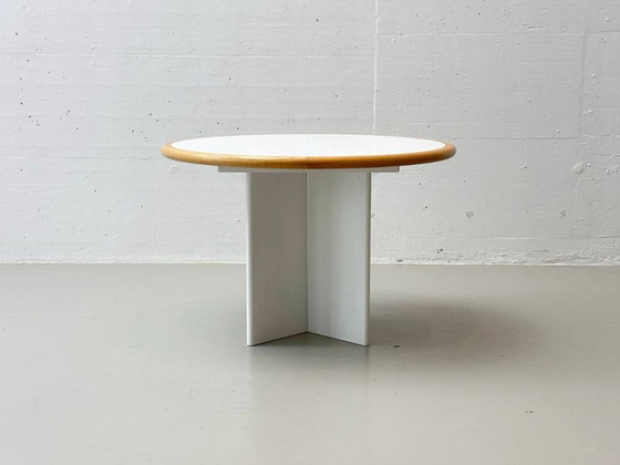 Image 1 of Tavolo da pranzo rotondo bianco, allungabile in legno massiccio