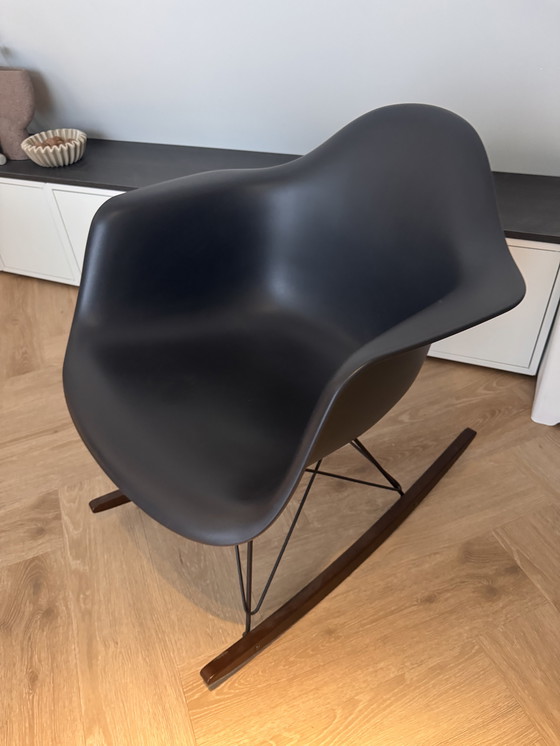 Image 1 of Vitra rar schommelstoel zwart met zwart onderstel et esdoorn walnoot hout onderstel