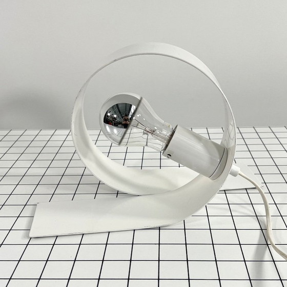 Image 1 of Lampe de table blanche Loop, années 1980