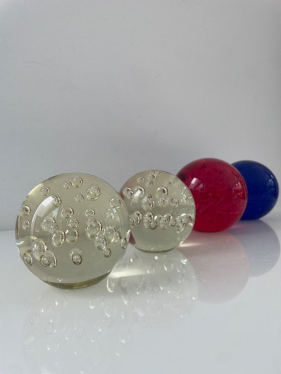 Image 1 of Juego de 4 esferas de cristal de IKEA, rojas y azules transparentes.