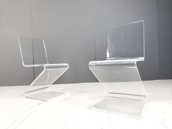 Paire de chaises en plexiglas à motif zigzag, années 1970 – Chaises de salle à manger (photo 3 of 9)