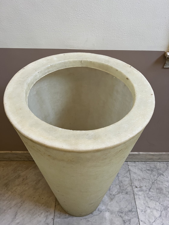 Image 1 of Jardinera de fibra de vidrio 1984 / 140 cm de alto