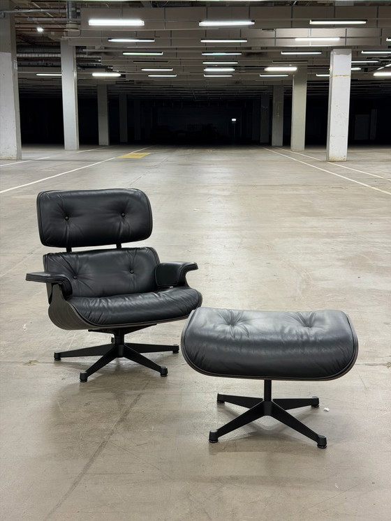 Image 1 of Fauteuil lounge Vitra Eames | Repose-pieds | Noir intégral |