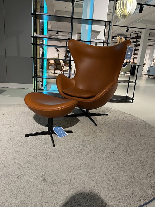 Fritz Hansen – Der Eier-Sessel mit Hocker