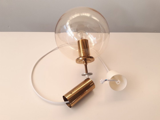Image 1 of Lampada a sospensione vintage con sfera in ottone e vetro ambra, lampada a sospensione mcm