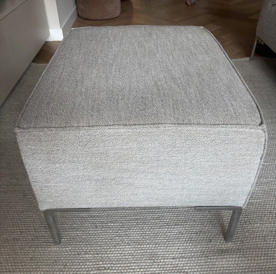 Design su divano di serie: Bloq - 3 posti + pouf – Design on Stock, Sofà, Textile (photo 7 of 10)
