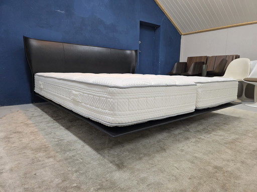 Cama B&B Italia Alys de diseño, 210x180 cm, piel premium.