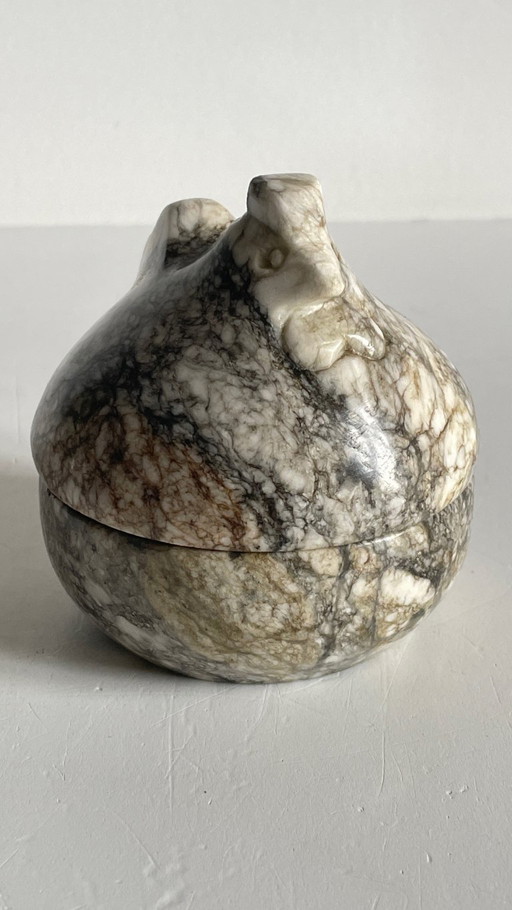 Escultura vintage de gallina con huevos en mármol