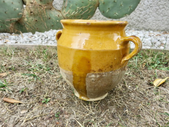Raro vasetto per marmellata in terracotta smaltata gialla, proveniente dalla Francia sud-occidentale. (photo 7 of 12)