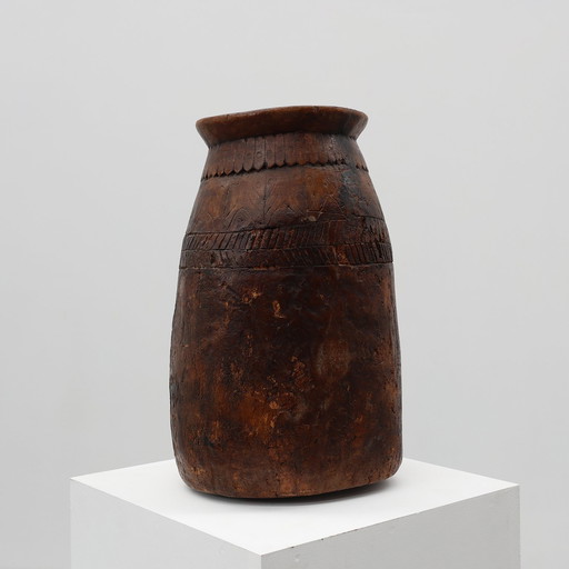 Zeldzame rustieke vaas in wabi sabi-stijl van massief hout, Frankrijk 1800
