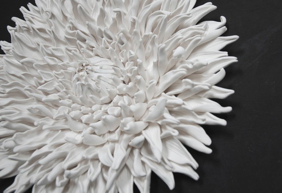 Image 1 of Muurdecoratie, sculptuur, bloemdecoratie, klei, dahlia, organisch bloemenmotief, statement voor je interieur