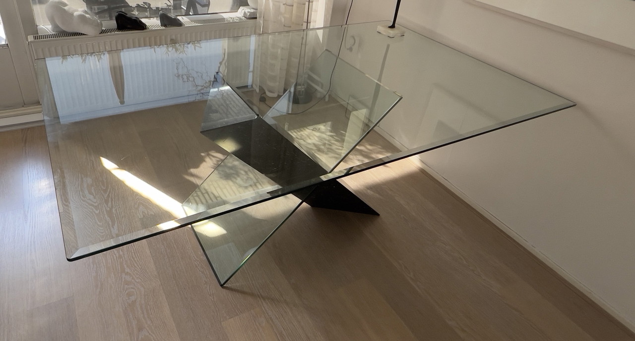 Table à manger design en verre et marbre | €375 | Whoppah