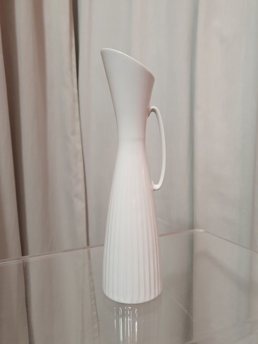 Vaso in porcellana bianca di metà secolo