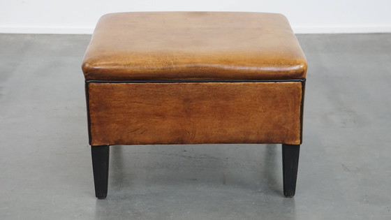 Image 1 of Vierkante Schapenleren Hocker Met Zwarte Biezen