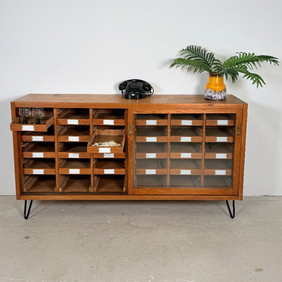 Armadio di Smistamento Tedesco Vintage / Credenza con 24 Cassetti – Pino Massiccio – Credenze, Legno, Ferro (photo 3 of 13)