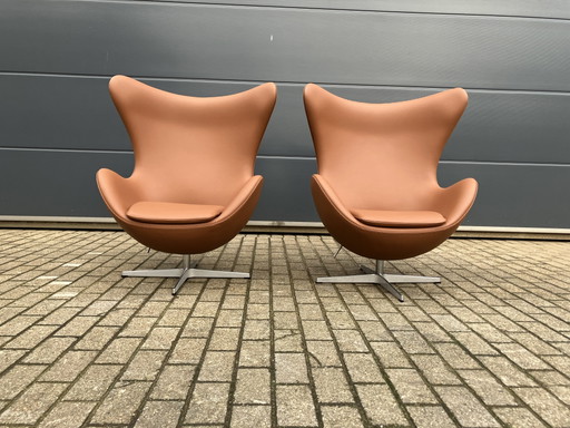 2 sillas Egg de Fritz Hansen en piel color coñac, ¡en perfecto estado!