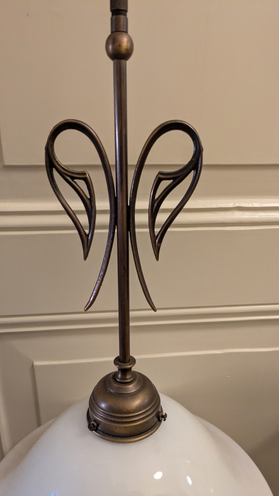 Image 1 of Deux lampes suspendues vintage de style Art déco, abat-jour opalin