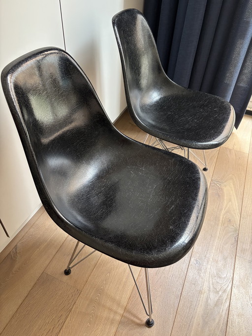 2x Eames Miller DSR Glasvezel Side Chairs – Zwart