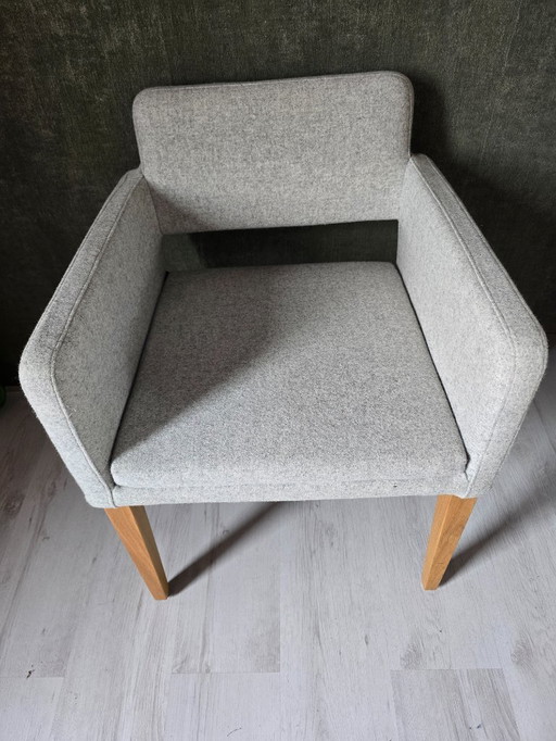 5x Sateliet eetkamerstoel met armleuning – wit creme / houten poten