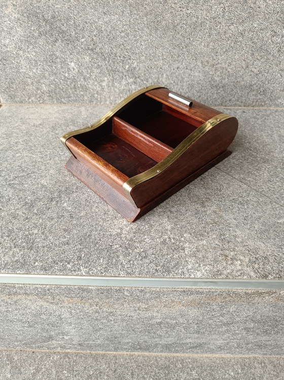 Image 1 of Vintage houten sigarettendoos / sigarettendispenser van hout en messing, Italië jaren 60.