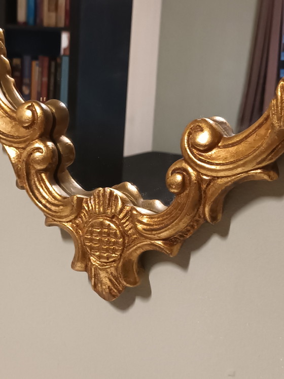 Image 1 of Miroir à crête dans un cadre doré de style baroque