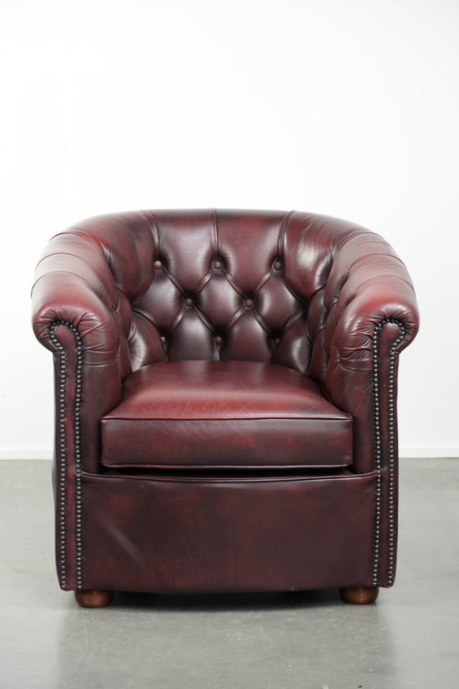 Prachtige rundleren chesterfield clubfauteuil in een schitterende rode kleur in klassieke Engelse stijl (photo 2 of 13)