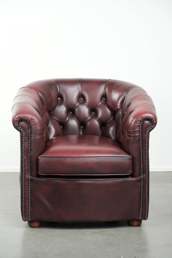 Prachtige rundleren chesterfield clubfauteuil in een schitterende rode kleur in klassieke Engelse stijl (photo 2 of 13)